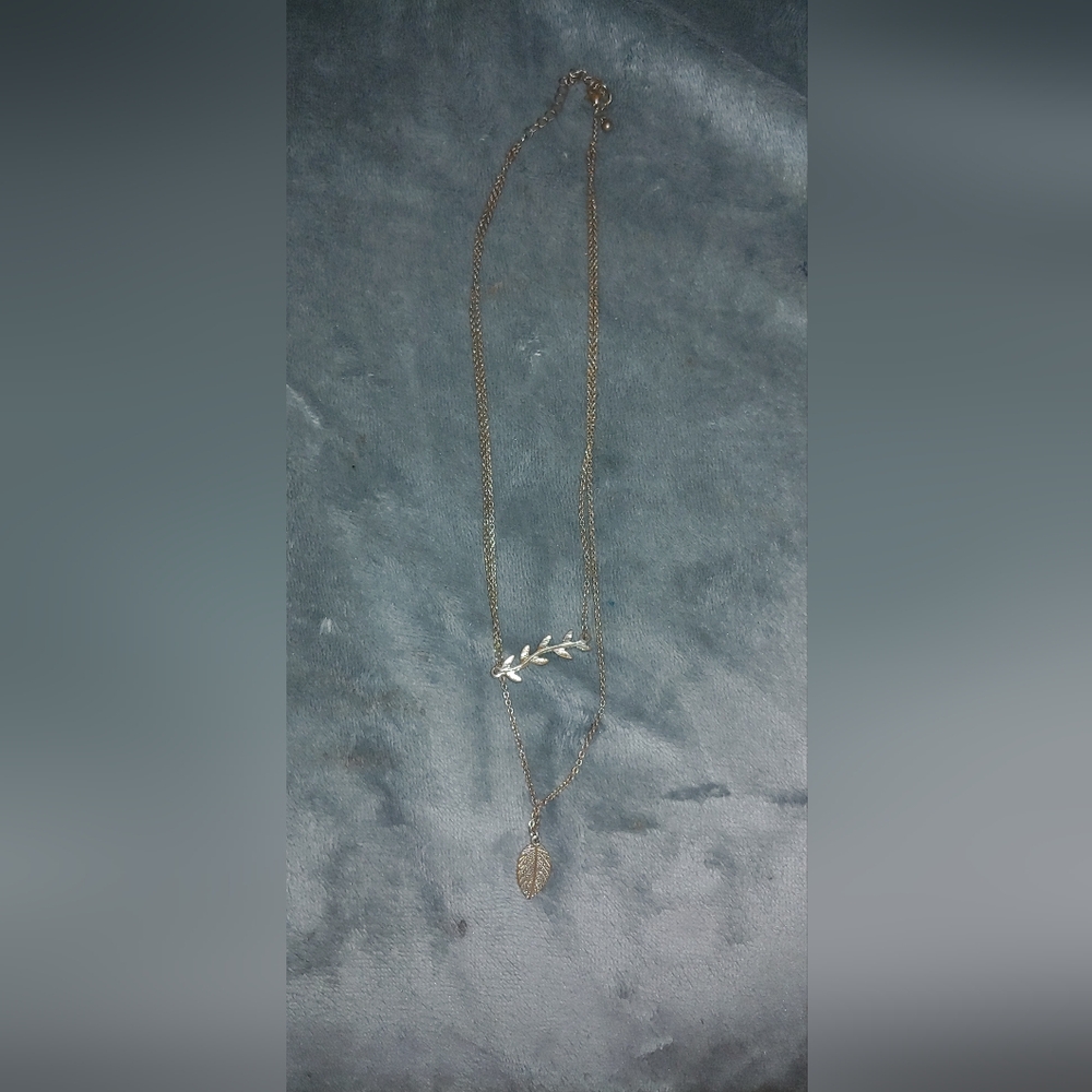 Elegant Silver Leaf Pendant Necklace